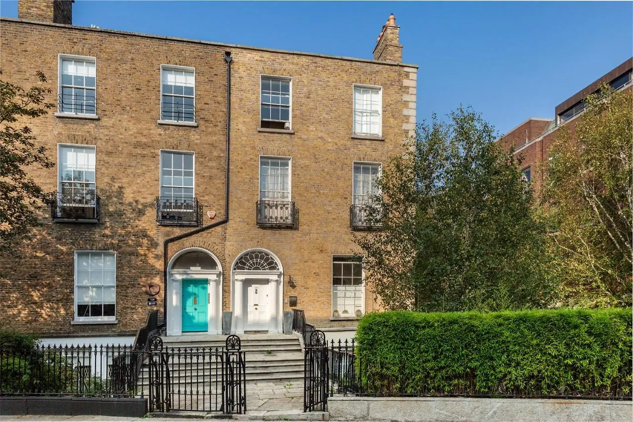 Spectacular 2 Bedroom Apartment With Sunny Garden & Terrace Dublin 0*,  Irlandia