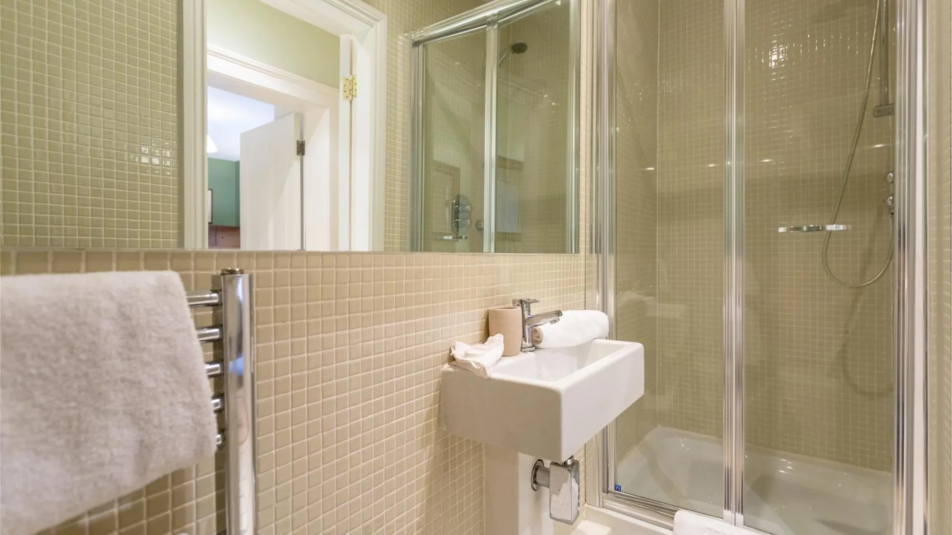 Spectacular 2 Bedroom Apartment With Sunny Garden & Terrace Dublin Nocleg ze śniadaniem